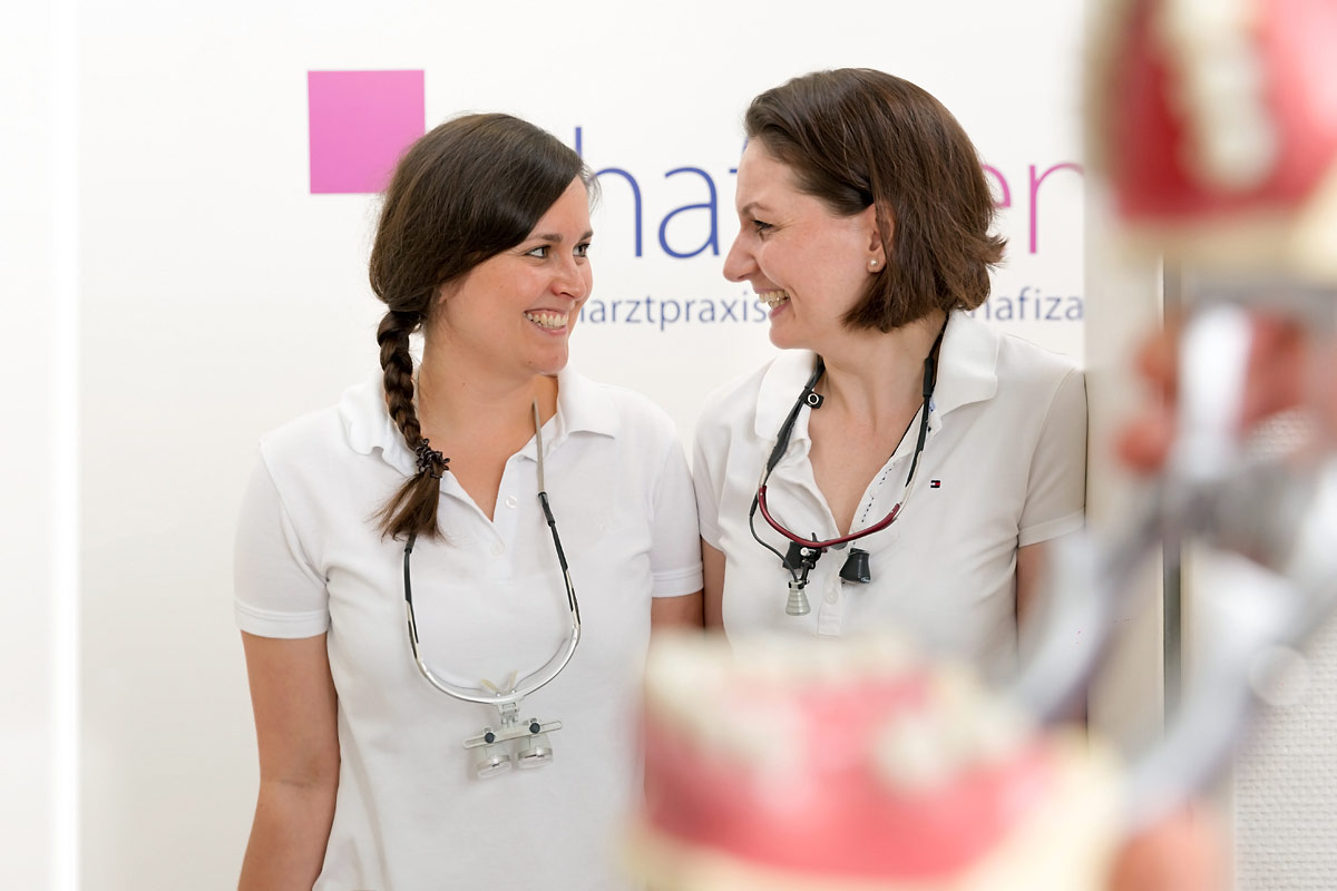 Zwei Ärztinnen lächeln sich an. Ein Praxisfoto von Dirk Baumbach