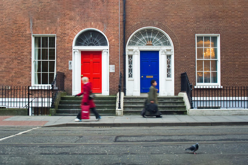 Dublin Street Foto 2 Personen vor 2 Türen