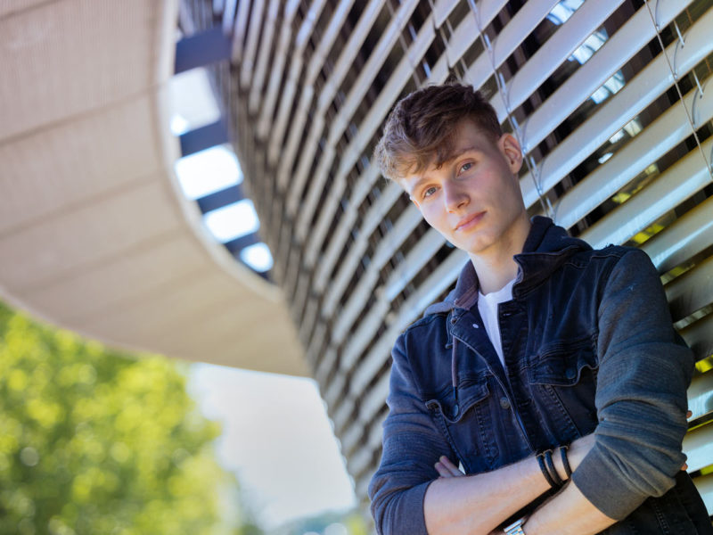 Portrait eines jungen Mannes vor Fassade in Köln