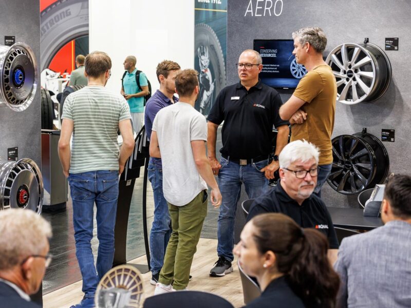 Ein belebter Messestand auf einer Messe in Köln.